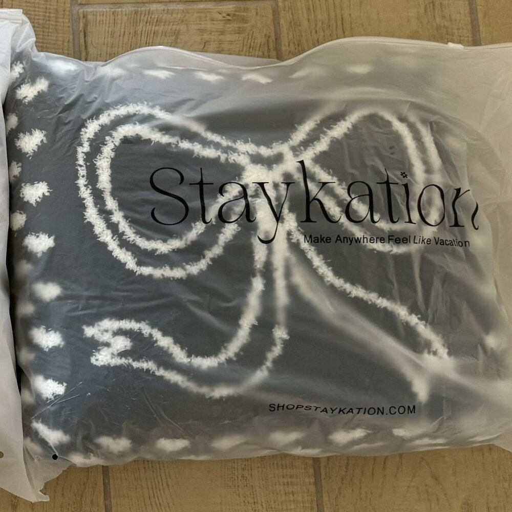 Staykation Quillow – black with white bows